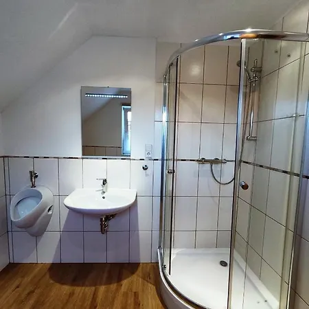 Komfortable 90 Qm Berta Mit 3 Schlafzimmern Kueche Balkon Wohnzimmer Mit Grossem Led Tv Internetwifi Flatrate Und Kostenlosen Parkplatz Inklusive In Madfeld Mit Rechnung Апартаменты