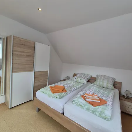 Komfortable 90 Qm Berta Mit 3 Schlafzimmern Kueche Balkon Wohnzimmer Mit Grossem Led Tv Internetwifi Flatrate Und Kostenlosen Parkplatz Inklusive In Madfeld Mit Rechnung Διαμέρισμα Brilon