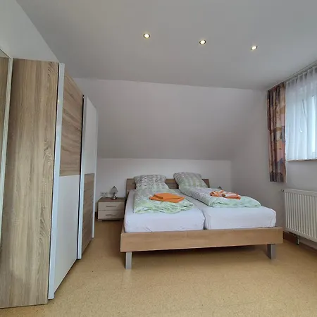 Апартаменты Komfortable 90 Qm Berta Mit 3 Schlafzimmern Kueche Balkon Wohnzimmer Mit Grossem Led Tv Internetwifi Flatrate Und Kostenlosen Parkplatz Inklusive In Madfeld Mit Rechnung
