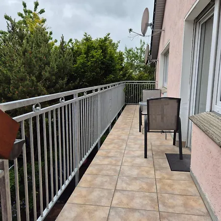 Апартаменты Komfortable 90 Qm Berta Mit 3 Schlafzimmern Kueche Balkon Wohnzimmer Mit Grossem Led Tv Internetwifi Flatrate Und Kostenlosen Parkplatz Inklusive In Madfeld Mit Rechnung