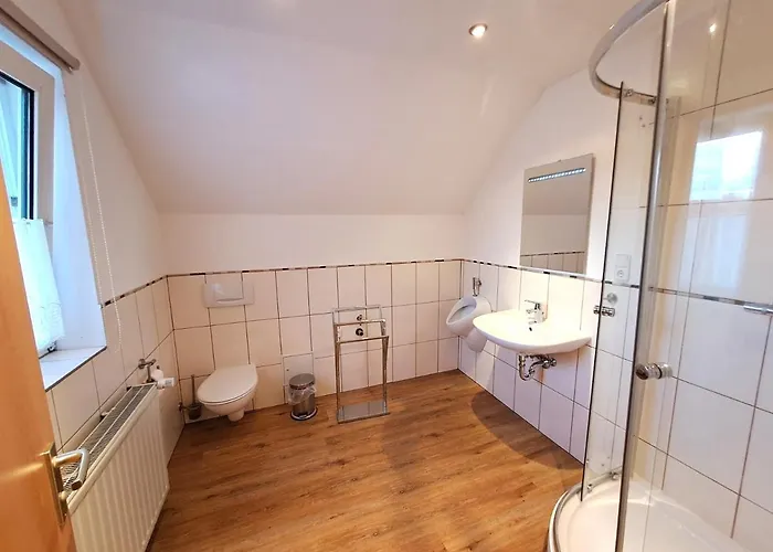 Komfortable 90 Qm Berta Mit 3 Schlafzimmern Kueche Balkon Wohnzimmer Mit Grossem Led Tv Internetwifi Flatrate Und Kostenlosen Parkplatz Inklusive In Madfeld Mit Rechnung *