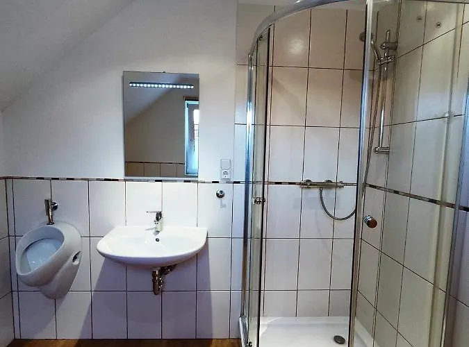 Komfortable 90 Qm Berta Mit 3 Schlafzimmern Kueche Balkon Wohnzimmer Mit Grossem Led Tv Internetwifi Flatrate Und Kostenlosen Parkplatz Inklusive In Madfeld Mit Rechnung Appartement