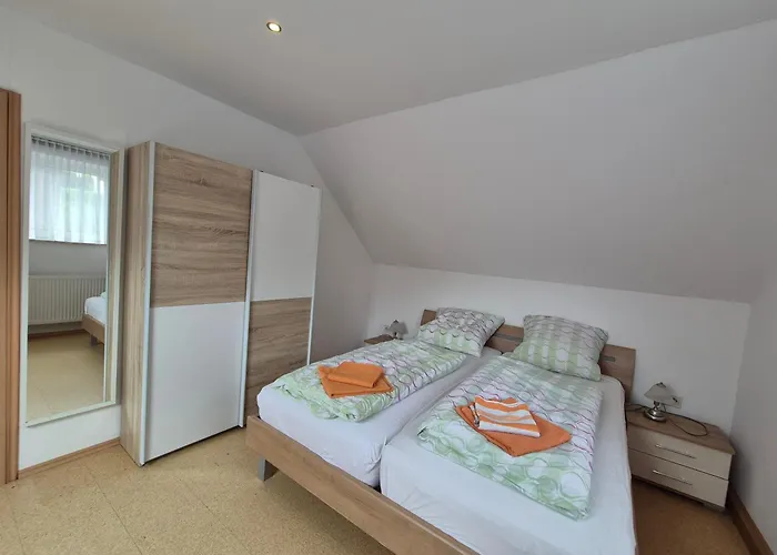 Komfortable 90 Qm Berta Mit 3 Schlafzimmern Kueche Balkon Wohnzimmer Mit Grossem Led Tv Internetwifi Flatrate Und Kostenlosen Parkplatz Inklusive In Madfeld Mit Rechnung Daire Brilon