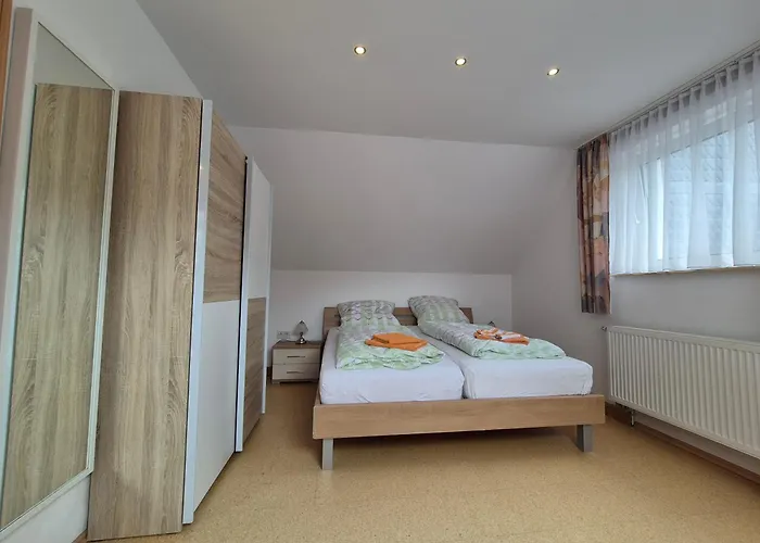 Appartement Komfortable 90 Qm Berta Mit 3 Schlafzimmern Kueche Balkon Wohnzimmer Mit Grossem Led Tv Internetwifi Flatrate Und Kostenlosen Parkplatz Inklusive In Madfeld Mit Rechnung