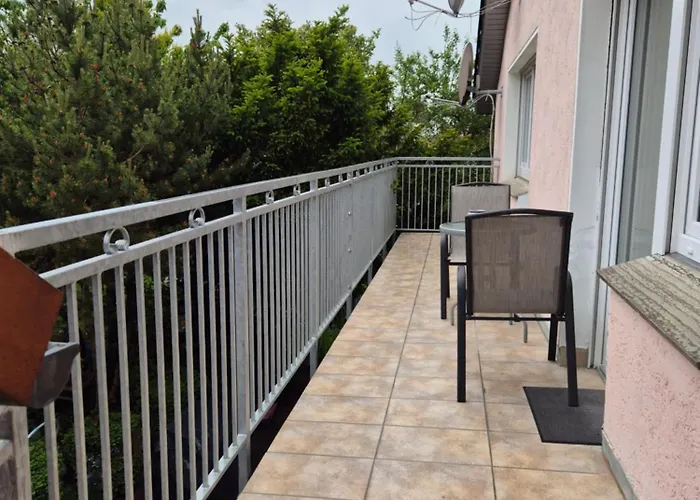 Daire Komfortable 90 Qm Berta Mit 3 Schlafzimmern Kueche Balkon Wohnzimmer Mit Grossem Led Tv Internetwifi Flatrate Und Kostenlosen Parkplatz Inklusive In Madfeld Mit Rechnung